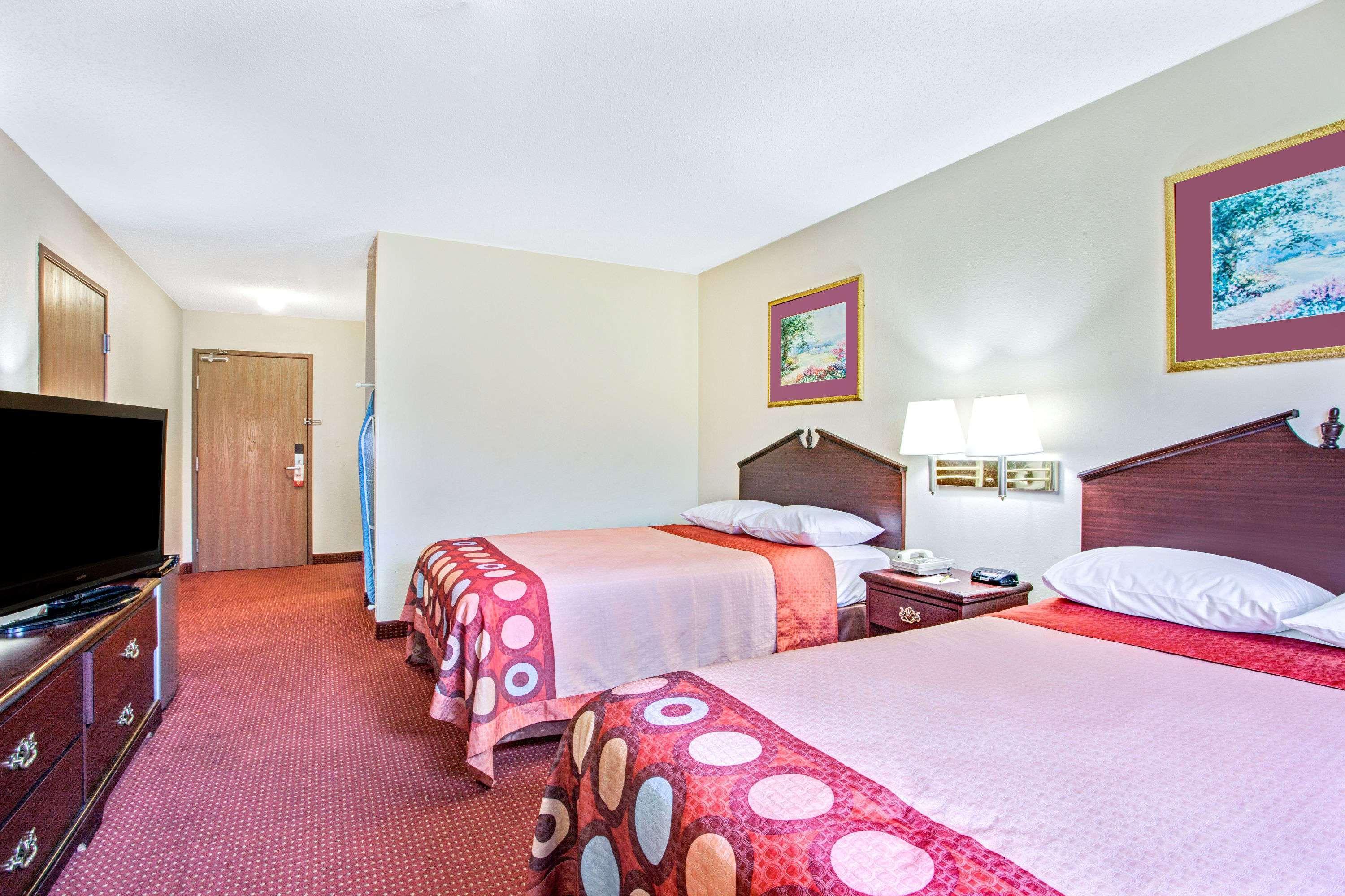 Hotel Super 8 By Wyndham Clinton Exteriér fotografie